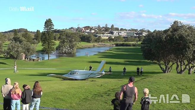 호주 시드니 노던비치 모나 베일 골프장에 추락한 경비행기. 사고 직후 사람들 현장을 지켜보고 있다. 뉴시스