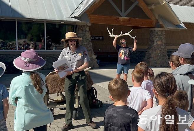 ‘세계 최초’의 국립공원으로 유명한 미국 옐로스톤 국립공원에서 파크 레인저가 아이들에게 공원에 사는 동물과 뿔의 형태에 대해 설명하고 있다. 
옐로스톤=임우선 뉴욕 특파원  imsun@donga.com‘