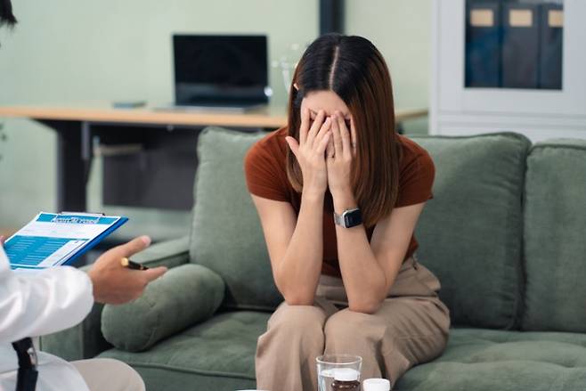 국내 연구진이 우울증의 분자적 원인을 규명하고 고령 환자에게 적용할 수 있는 새로운 치료 가능성을 제시했다.&nbsp;우울증을 나타낸 이미지. 게티이미지뱅크 제공