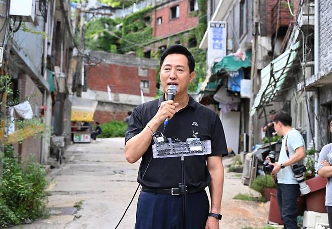 19일 오세훈 서울시장이 서대문구 현저동 모아타운 현장에서 지역 주민들에게 모아주택 활성화 방안을 설명하고 있다. 서울시