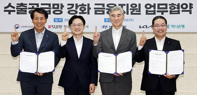 이호성 하나은행장(오른쪽부터), 성 김 현대차그룹 사장, 김정관 산업통상자원부 장관, 장영진 한국무역보험공사 사장이 지난 18일 충남 아산 디와이오토 본사에서 '자동차 산업 수출 공급망 강화를 위한 금융지원' 업무협약을 체결한 뒤 기념촬영을 하고 있다. 하나은행 제공