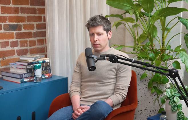 팟캐스트 디스 패스트 위크엔드(This Past Weekend)에 출연한 샘 올트먼 오픈에이아이 최고경영자. Theo Von 유튜브 갈무리