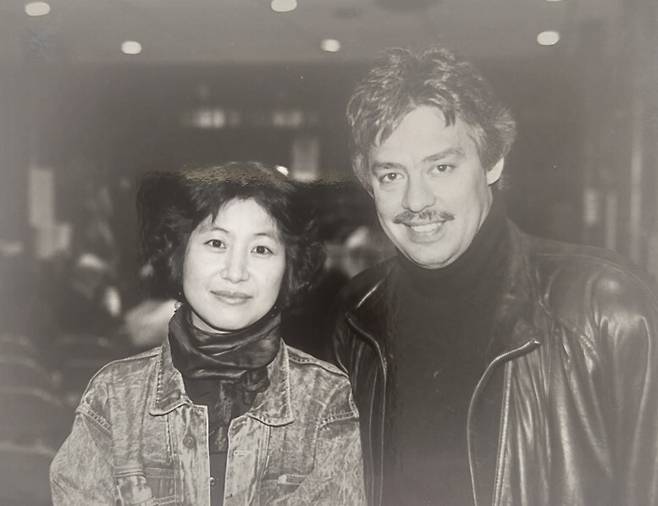 미국 언론인으로 유일하게 1990년 가을 미주조선일보의 불법해고 사태를 보도한 뉴욕 데일리뉴스의 노동전문 기자 후안 곤잘레스(오른쪽)와 필자. 필자 제공