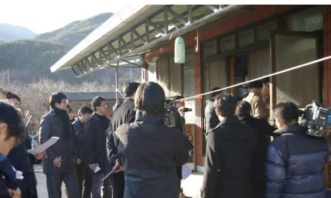 2009년 12월16일 전남 순천에서 청산가리 막걸리로 가족 등을 살해한 혐의를 받는 피고인들이 현장검증을 하고 있다.연합뉴스