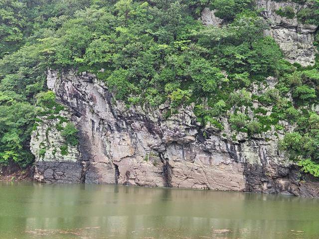 지난 12일 울산 울주군 언양읍 대곡리 반구대 암각화가 물 속에 잠겨 거의 보이지 않고 있다. 울산=박은경 기자