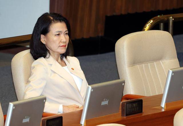 이진숙 방송통신위원장이 지난 5일 서울 여의도 국회에서 열린 제427회국회(임시회) 제3차 본회의에서 노종면 더불어민주당 의원의 방송3법 찬성 필리버스터(무제한토론)를 듣고 있다. 뉴시스