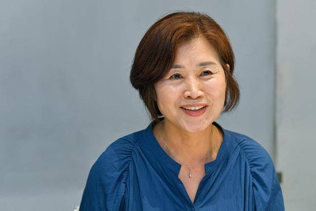 출간 13년 만에 100쇄를 찍은 '시간을 파는 상점'을 쓴 김선영 작가는 11일 서울 중구 한국일보사에서 "독자들이 10여 년 시간을 축적해 선물로 주셨다"며 "더없이 기쁘고 감사하다"고 했다. 남동균 인턴기자