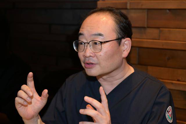 전남대병원 대외협력실장인 한재영 재활의학과 교수가 광주 동구 전남대병원 인근 카페에서 한국일보와 인터뷰하며 새 병원 건립 계획을 설명하고 있다. 강예진 기자