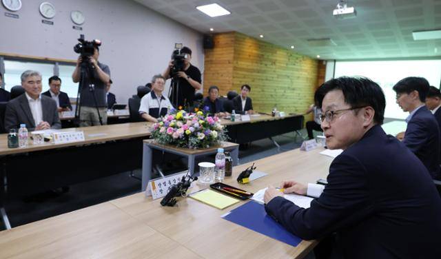 김정관 산업통상자원부 장관이 18일 충남 아산시 디와이오토에서 열린 수출 공급망 강화 금융지원 간담회에 참석해 인사말을 하고 있다. 아산=뉴스1