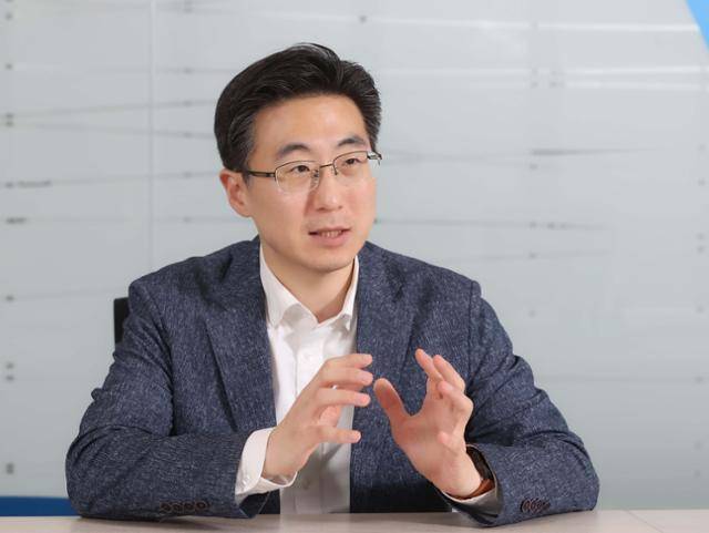 11일 서울 강남구 삼성서울병원에서 강원석 소화기내과 교수가 희소질환인 원발성 담즙성 담관염(PBC)에 대해 설명하고 있다. 입센코리아 제공