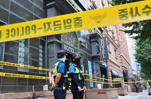 지난해 8월 25일 경기 부천시 중동의 한 호텔 화재 현장을 경찰이 통제하고 있다. 연합뉴스