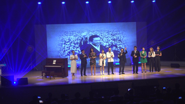 18일 영암 삼호문화체육센터에서 열린 영호남 평화울림 콘서트에서 참가자들이 '향수'를 합창하고 있다. 전남예총 제공