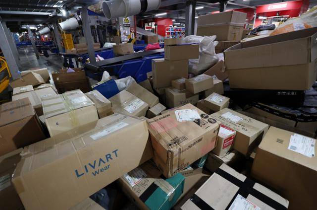 17일 서울 지역에 위치해 있는 한 택배사 물류센터에 배송을 기다리는 택배 물품이 쌓여 있다. 기사 내용과는 직접적 관련이 없는 사진이다. 연합뉴스