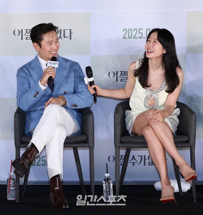 배우 이병헌, 손예진이 19일 오전 서울 용산구 CGV용산아이파크몰에서 열린 영화 '어쩔수가없다' 제작보고회에 참석해 MC와 토크를 하고 있다. '어쩔 수가 없다'는 모든 것이 만족스러웠던 회사원 만수가 갑작스러운 해고 이후 가족과 집을 지키기 위해 재취업 전쟁에 뛰어드는 이야기를 그린다. 내달 개봉 예정. 서병수 기자 qudtn@edaily.co.kr /2025.08.19/