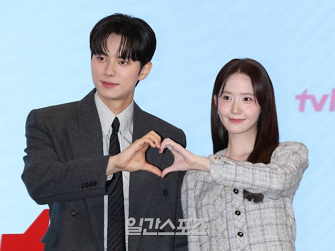 배우 이채민, 임윤아가 19일 오후 서울 구로구 더세인트에서 열린 tvN 토일드라마 '폭군의 셰프' 제작발표회에 참석해 포토타임을 갖고 있다. '폭군의 셰프'는 최고의 순간 과거로 타임슬립한 셰프가 최악의 폭군이자 절대 미각 소유자인 왕을 만나며 벌어지는 서바이벌 판타지 로코. 오는 23일 밤 9시 10분 첫 방송. 서병수 기자 qudtn@edaily.co.kr /2025.08.19/