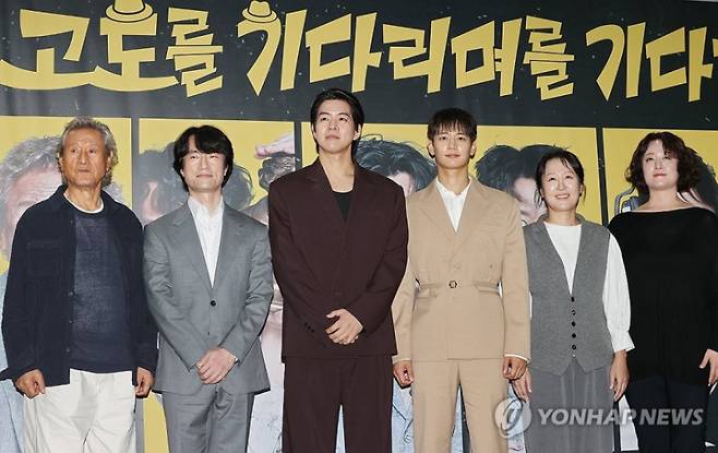 19일 서울 종로구 예스24스테이지에서 열린 연극 ‘고도를 기다리며를 기다리며’ 기자 간담회에서 배우 박근형(왼쪽부터), 김병철, 이상윤, 최민호, 김가영, 신혜옥이 포즈를 취하고 있다.사진=연합뉴스