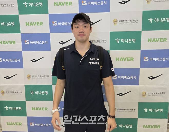 농구 대표팀 이승현이 19일 인천국제공항을 통해 귀국한 뒤 2025 FIBA 아시아컵을 마친 소감을 전하고 있다. 인천공항=김우중 기자