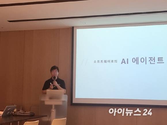 최영준 AWS 데이터·인공지능 스페셜리스트 SA 리더가 19일 오전 서울 강남구 AWS코리아 오피스에서 열린 기자간담회에서 최신 에이전트 AI 구축 서비스를 발표하고 있다. [사진=AWS]
