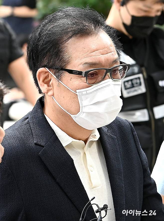 '통일교·공천 청탁 의혹' 건진법사 전성배씨가 18일 오전 서울 종로구에 마련된 김건희 특검팀(특별검사 민중기) 사무실에 출석하고 있다. [사진=곽영래 기자]