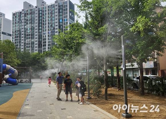 김천시가 배놀이터공원에 '쿨링포그'를 설치했다. [사진=김천시청]