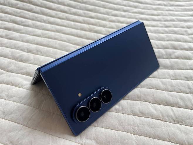 갤럭시 Z 폴드7에는 3세대 아머 플렉스힌지를 적용한 것이 특징이다 / 출처=IT동아