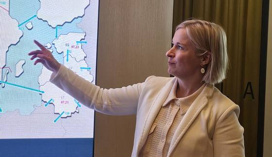 지난 6월 핀란드 헬싱키 핀그리드 본사에서 만난 아니카 아티아이넨 핀그리드 전략책임자가 핀란드의 전력망에 대해 설명하고 있다. 헬싱키=정은혜 기자