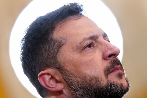 볼로디미르 젤렌스키 우크라이나 대통령이 18일(현지시간) 미국 워싱턴DC 백악관에서 러시아와 우크라이나 전쟁 종식을 위한 협상이 진행 중인 가운데 도널드 트럼프 미국 대통령 및 유럽 정상들과 회담하는 동안 이야기를 경청하고 있다. 로이터=연합뉴스