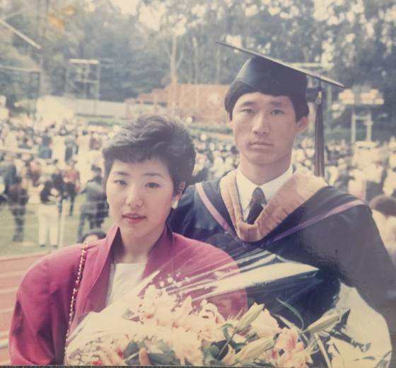 젊은 시절의 한국브리지협회 김혜영 회장(왼쪽)과 현대해상 정몽윤 회장. 1985년 정 회장의 샌프란시스코주립대 경영대학원 석사 졸업식 때 사진이다.