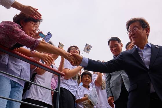 이재명 대통령이 지난 17일 서울 은평구 진관사를 방문해 시민들과 인사하고 있다. 이재명 대통령 SNS