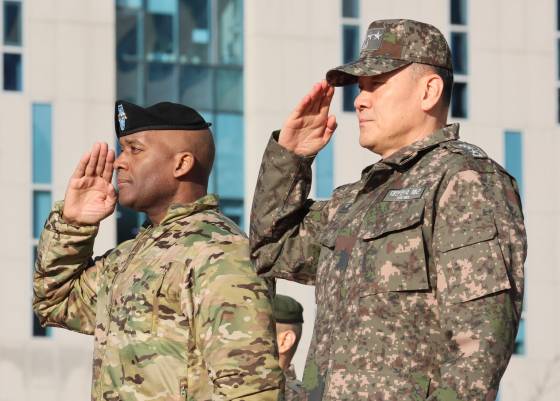김명수 합동참모의장(오른쪽)과 제이비어 브런슨 한·미연합군사령관이 1월 9일 서울 용산 국방부 연병장에서 열린 환영 의장 행사에서 경례하고 있다. 현재 구조라면 브런슨 사령관은 전시 한국군까지 지휘한다. 연합