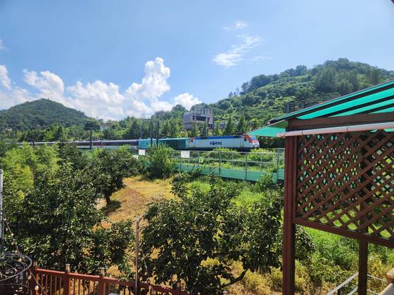 19일 열차 사고가 발생한 경북 청도군 화양읍 삼신리 경부선 철로에 열차가 지나가고 있다. 이날 사고로 철로 근처에서 작업을 위해 이동 중이던 근로자 2명이 숨지고 5명이 다쳤다. 김정석 기자