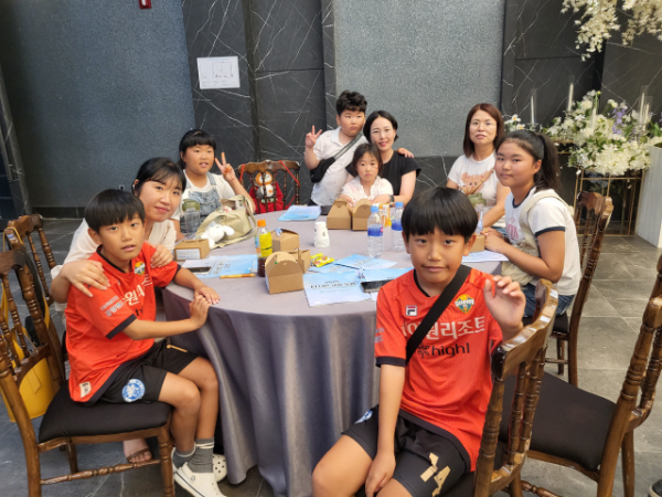 ▲ 16일 원주 빌라드 아모르에서 열린 2025 더 나은 교육 포럼 참석을 위해 인제에서도 학부모, 학생들이 방문했다. 김정호 기자