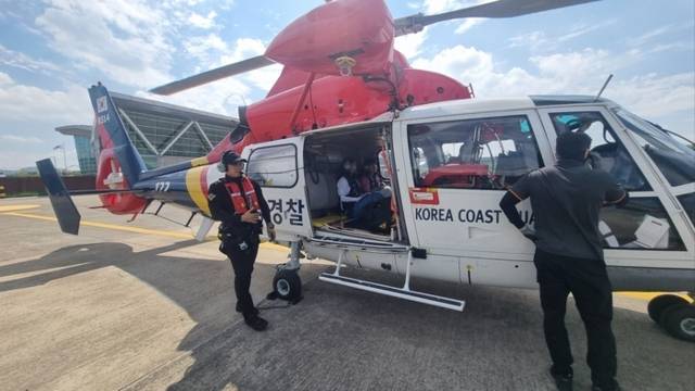 ▲ 동해해양경찰청과 국립수산과학원은 지난 18일 경북 동해안에서 해파리 항공예찰을 실시했다.