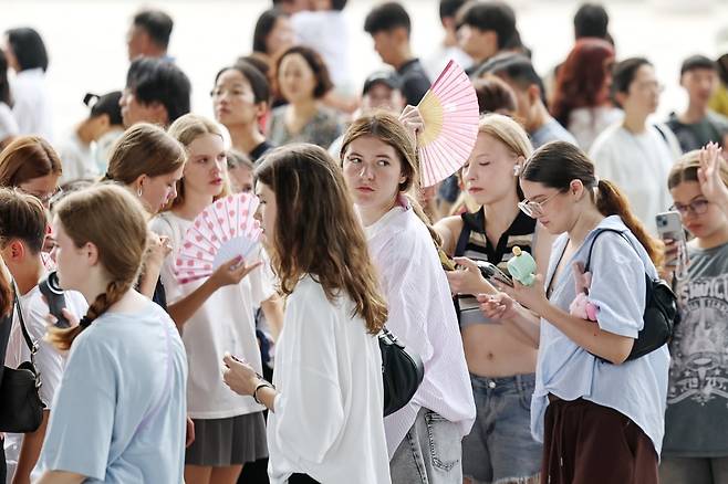지난 3일 오전 서울 용산구 국립중앙박물관 전시실 앞 광장에서 외국인 학생들이 줄을 서 전시실로 입장하고 있다./사진=뉴스1