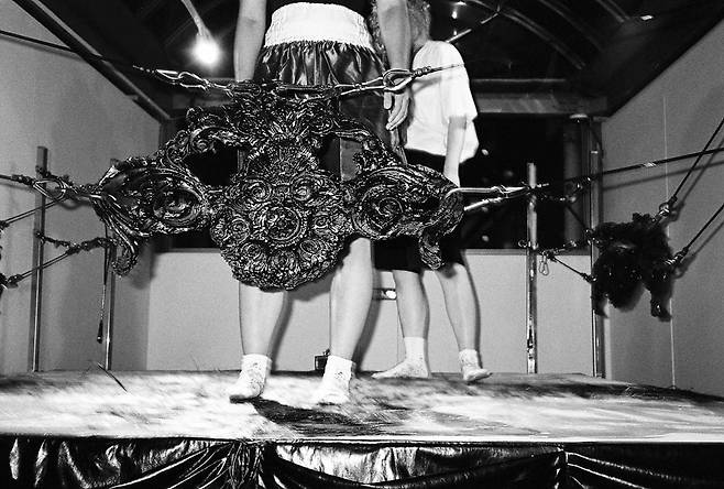 야광, _날 것의 증거_, 2024 프리즈서울 퍼포먼스(사진=홍지영)