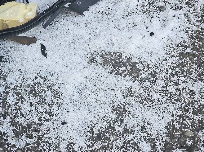 19일 오전 하동 남해고속도로에서 플라스틱 알갱이가 쏟아지면서 추돌사고가 발생, 1명이 숨졌다. 경남경찰청 제공