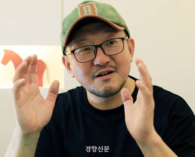 개봉을 앞둔 영화 <THE 자연인> 연출한 노영석 감독이 13일 서울 종로구의 한 카페에서 경향신문과 인터뷰를 하고 있다. 서성일 선임기자