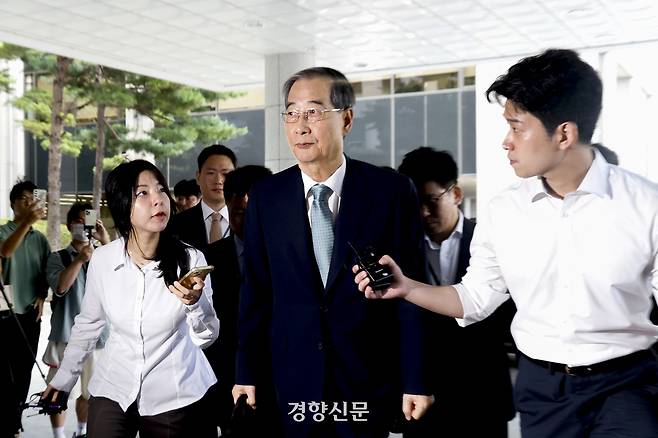 한덕수 전 총리가 19일 서울 서초구 서울고검에 마련된 조은석 내란특별검사팀에 출석하고 있다. 문재원 기자
