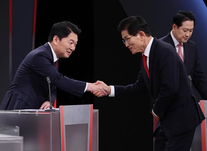 국민의힘 당대표 선거에 출마한 김문수 후보(오른쪽)와 안철수 후보가 지난 17일 서울 여의도 KBS에서 열린 2차 텔레비전 토론회에서 악수하고 있다. 국회사진기자단