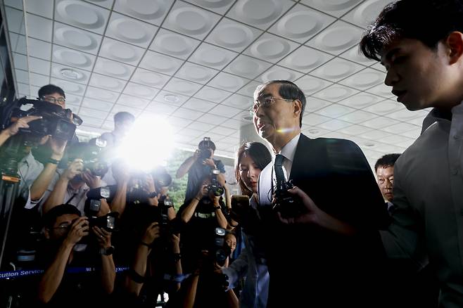 밝지 않은 운명 12·3 불법계엄 가담·방조 혐의를 받는 한덕수 전 국무총리가 19일 서울 서초구 서울고검에 있는 조은석 특별검사팀 사무실에 피의자 신분으로 출석하고 있다.  문재원 기자 mjw@kyunghyang.com