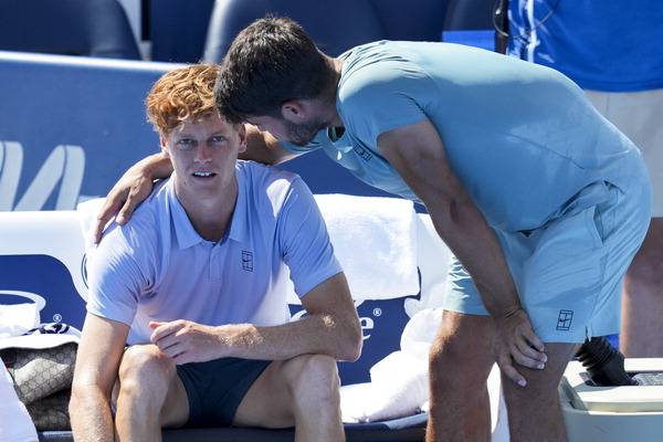 카를로스 알카라스(오른쪽)가 19일(한국시간) ATP 투어 신시내티오픈 단식 결승 경기 중 기권한 얀니크 신네르를 위로하고 있다. Aaron Doster-Imagn Images연합뉴스