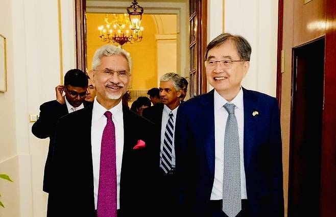 South Korean Foreign Minister Cho Hyun (right) and Indian Foreign Minister Subrahmanyam Jaishankar exchange greetings in New Delhi. (Foreign Ministry)