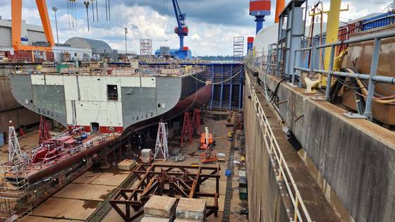 A ship commissioned by the U.S. government is under construction at the Hanwha Philly Shipyard in Philadelphia, Pennsylvania, on July 16. [JOONGANG ILBO]
