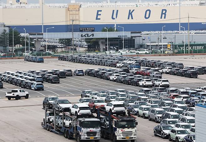 Vehicles ready for export are parked at a port in Pyeontaek, Gyeonggi on Aug. 7. [YONHAP]