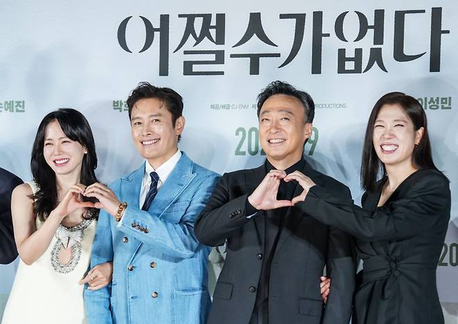 배우 손예진(왼쪽부터), 이병헌, 이성민, 염혜란이 19일 서울 용산구 CGV아이파크몰에서 열린 영화 '어쩔 수가 없다' 제작발표회에서 포즈를 취하고 있다.