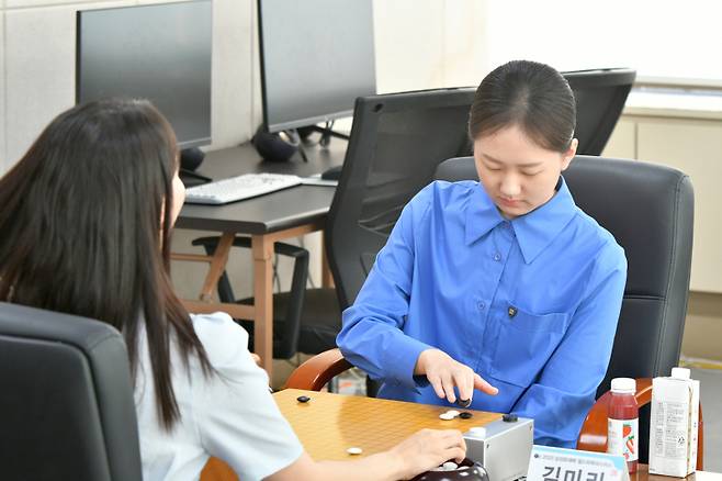한국 여자 바둑 랭킹 1위 김은지 9단이 여자바둑리그 보령팀 감독 김미리 5단을 제압하고 순항했다. 한국기원 제공