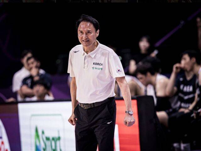 한국 농구 대표팀의 안준호 감독이 지난 14일(한국시간) 사우디아라비아 제다의 킹 압둘라 스포츠시티에서 열린 중국과의 2025 국제농구연맹(FIBA) 아시아컵 8강전에서 코트 위 선수들을 바라보고 있다. FIBA 제공
