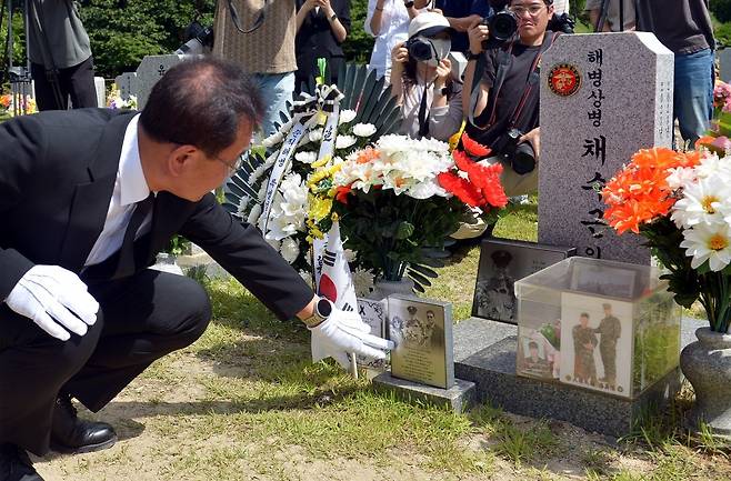 이명현 순직해병대원 특별검사가 지난달 1일 대전 유성구 대전현충원에서 고 채수근 상병 묘소를 바라보고 있다. 연합뉴스