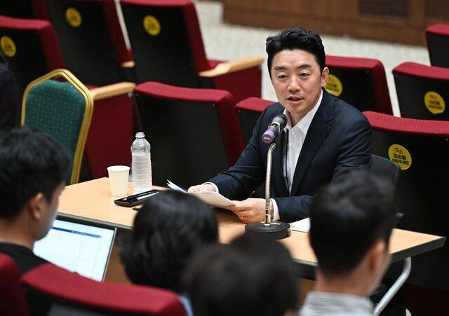 강훈식 대통령 비서실장이 19일 용산 대통령실 청사에서 취재진 질문에 답하고 있다. 강 실장은 “적법한 절차와 시스템에 의해 인사가 검증되고 있다”며 측근 인사 의혹을 부인했다. 김지훈 기자