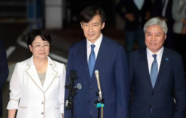 조국 전 조국혁신당 대표가 지난 15일 광복절 특별사면·복권 조치로 서울 구로구 남부교도소에서 출소하며 대국민 인사를 하고 있다. 연합뉴스